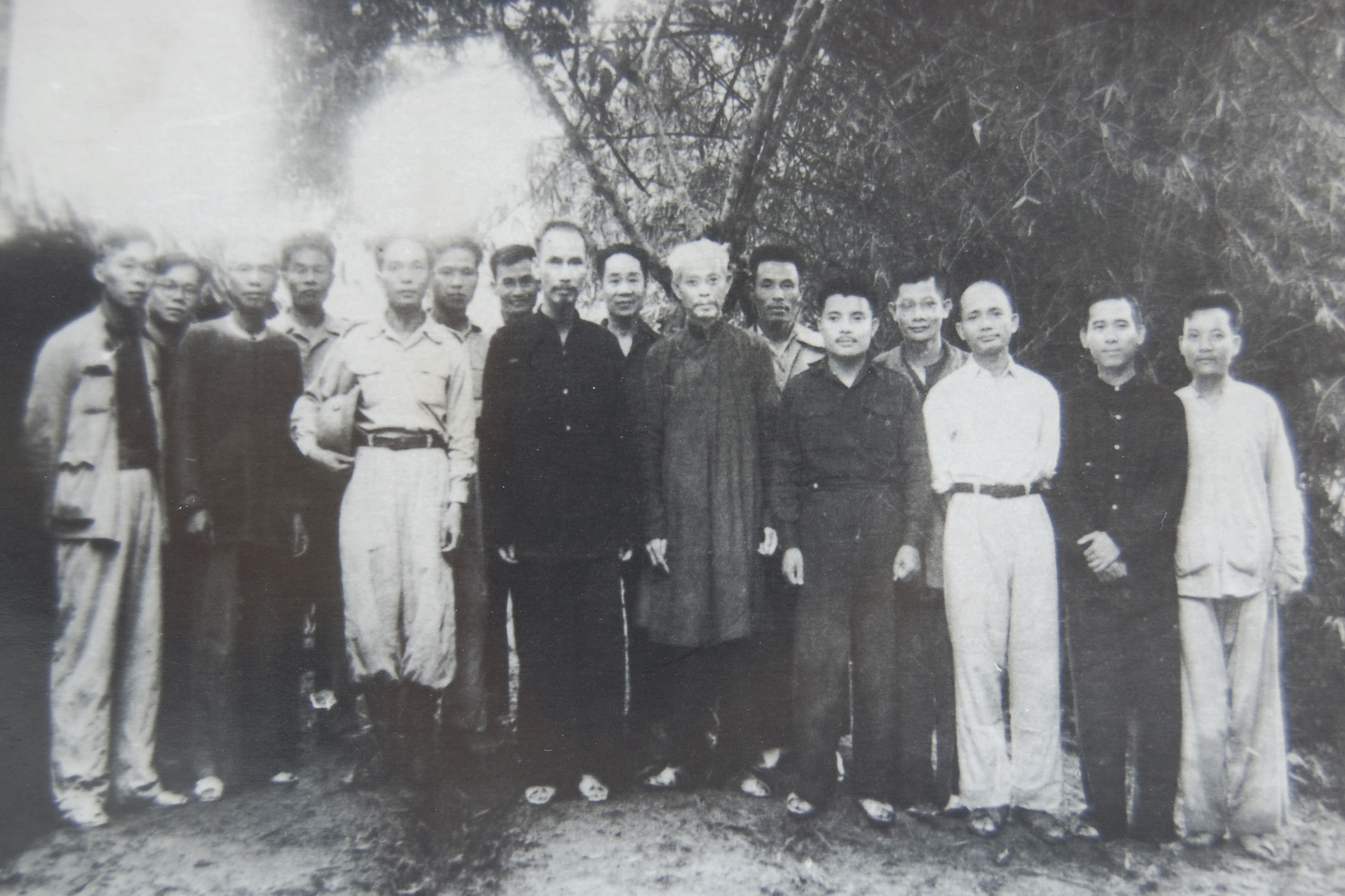 Chủ tịch Hồ Chí Minh, Cụ Bùi Bằng Đoàn cùng các vị trong Ban Thường trực Quốc hội và một số Bộ trưởng, Thứ trưởng trong Hội đồng Chính phủ